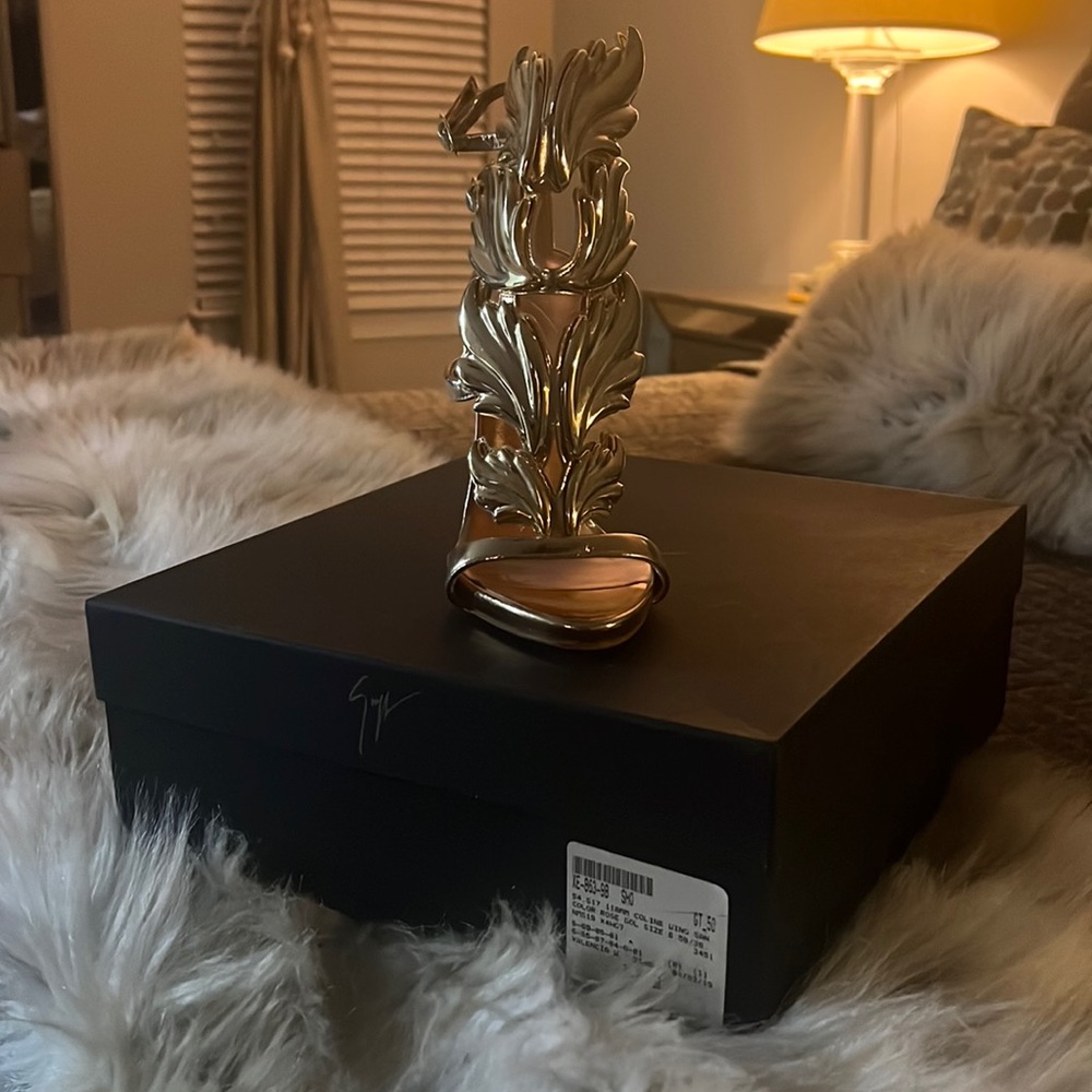 Giuseppe Zanotti Gold Leather Baroque Leaf Sandals Size 36.5